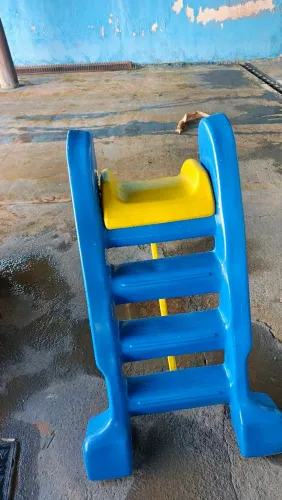 Escorregador infantil.