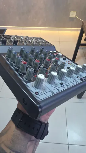 Mesa de Som Behringer Xenyx 802 8 Canais Original Nunca usada na Caixa