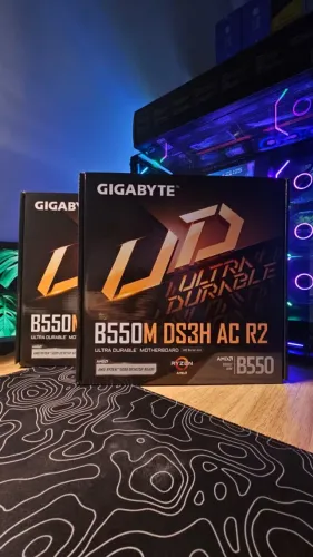 Placa Mãe Gigabyte B550M DS3H AC R2, AMD AM4, Micro ATX, DDR4, RGB, Wi-Fi, Bluetooth, Pret