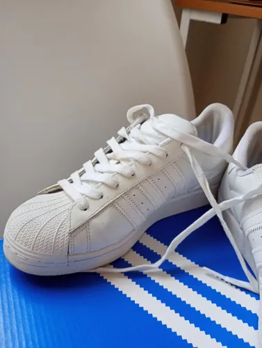 Tênis Adidas Superstar branco 