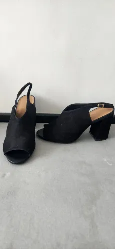 Sandálias Arezzo e Raphaella Booz