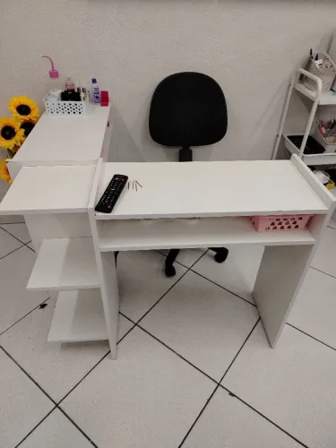 Mesa em L e expositores de esmalte