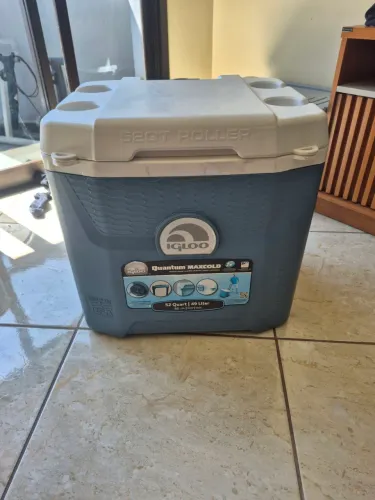 Caixa térmica azul e branca igloo maxcold quantum roller 49 litros