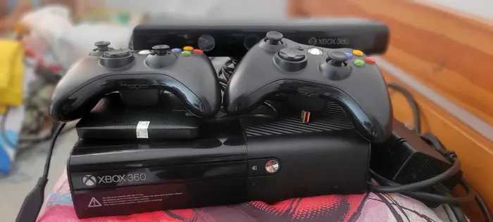 XBOX 360 SLIM DESTRAVADO COMPLETO COM KINECT E 2 CONTROLES.