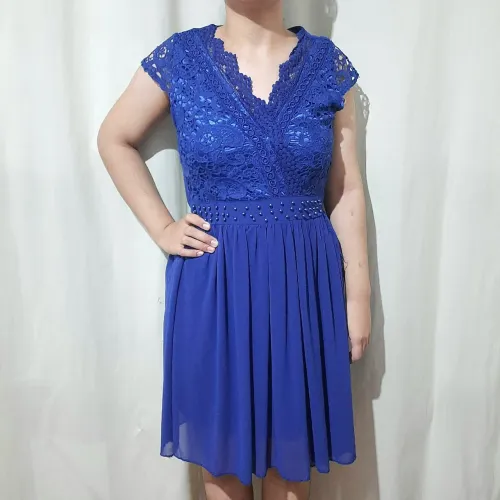 Vestido em chiffon com renda e detalhes em pérolas azul royal G