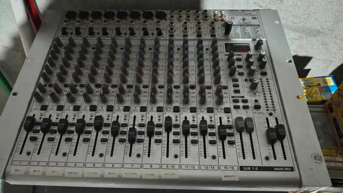 Mesa de som Behringer