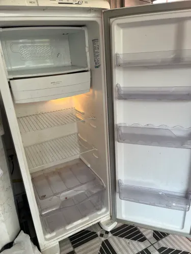 Geladeira Electrolux Degelo Prático RE31 com Controle de Temperatura 240L - Branca - 110V