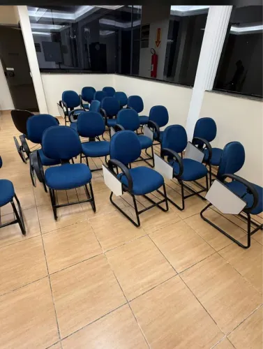 Cadeira escolar azul 