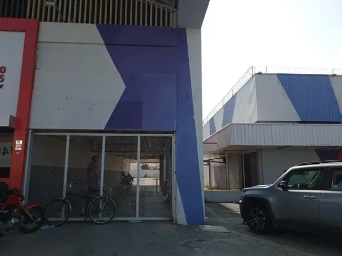 Prédio comercial cerca de 2528 m² de Área construída, com banheiros e escritórios, e mais 