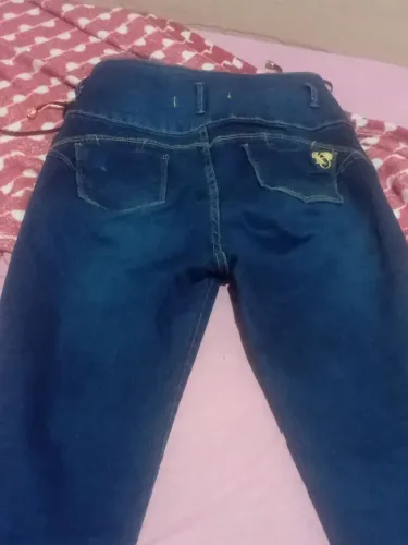 Calça jeans lycra com detalhes dos lados