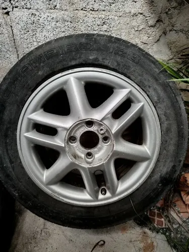 Só vendo. Rodas aro 15 Renault. Com 4 pneus e mais 2 reserva e com tampas originais 