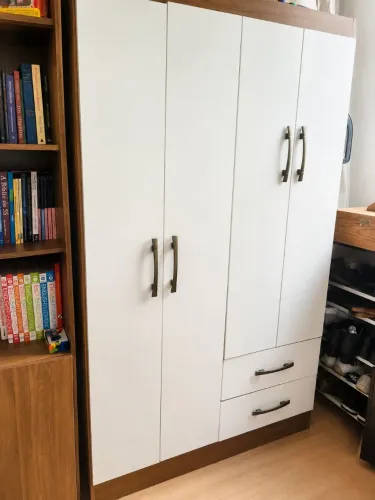 ? GUARDA-ROUPA 4 PORTAS + 2 GAVETAS ? R$ 400