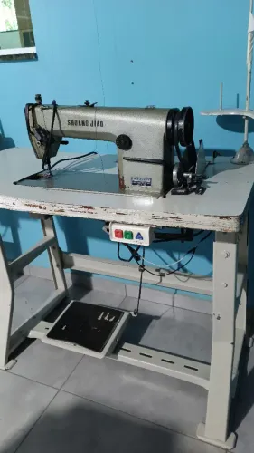 Máquina de costura industrial antiga