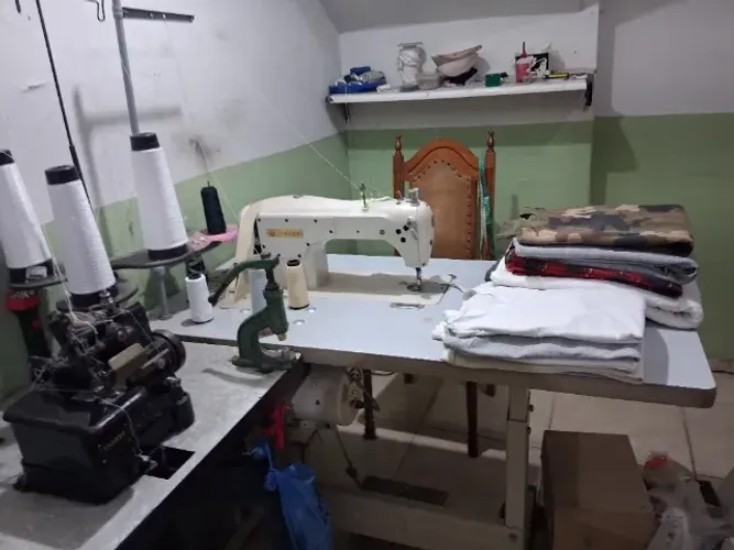 Máquina de costura overflow e reta