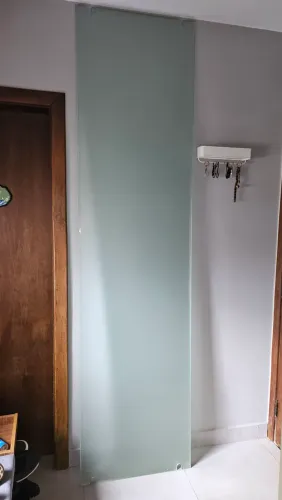 Duas divisórias de vidro com película