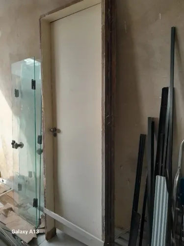 Porta de madeira e portal 70 cm