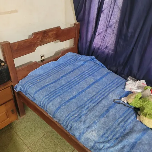 Cama de solteiro de madeira + colchão ortopédico de brinde