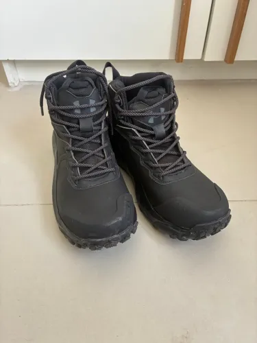 Bota under armour preta 41/42