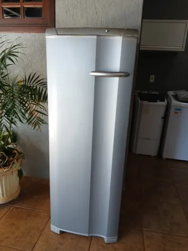Freezer vertical Electrolux usado 173 litros 127v