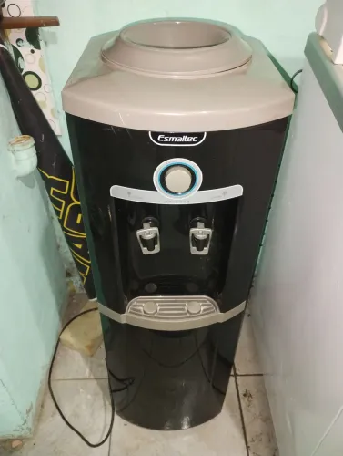 Vendo este bebedouro de água esmaltec funcionando perfeitamente 