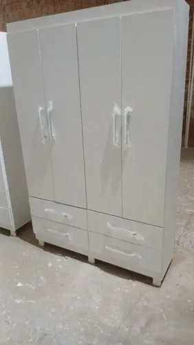 Vende-se Guarda-roupa de 4 portas todo branco com : 1.80 de altura, 1.20 de largura