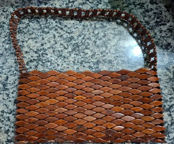 Bolsa artesanal marrom.