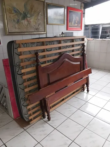 Cama madeira macissa vai com colchão  400,00 reais