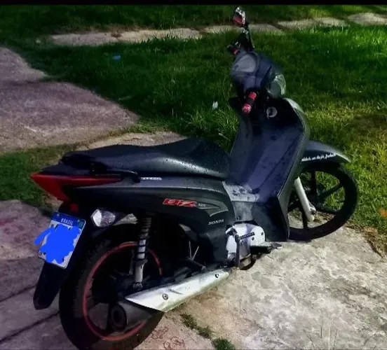Vende-se uma linda e conservada biz 125 EX, ano 2014, completa e sem multas