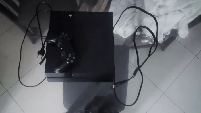 Vendo PlayStation 4, PS4 11+ Jogos com um brinde de um controle (com o botão PS quebrado)