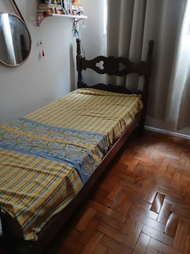 Cama de solteiro madeira maciça.