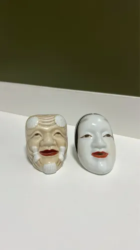 Par de mini máscaras japonesas em porcelana