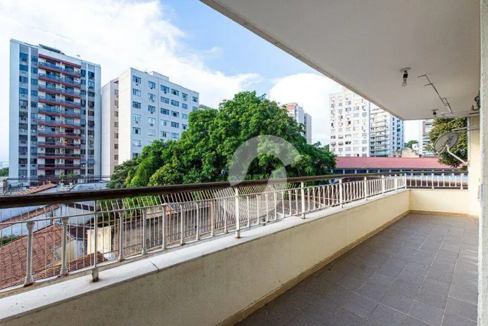Apartamento á venda reformado com 2 quartos, suíte, varanda e vista livre