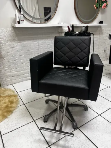 Cadeira de cabeleireira(o)