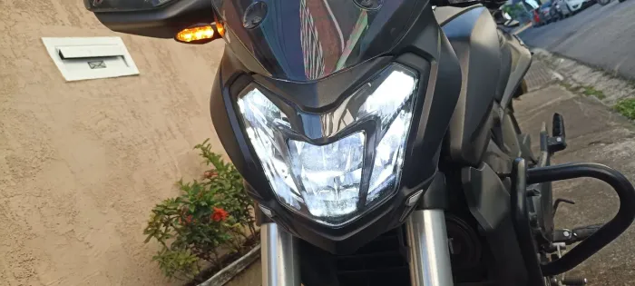 Vendo moto semi nova exelente