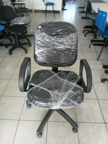 Cadeiras direto com braços tecido preto e rodinhas