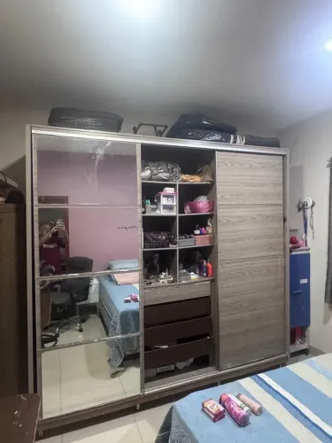 Vende-se Guarda-Roupa Grande com Espelho