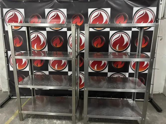Estante perfurada  toda no aço inox 4 planos usada em ótimo estado tenho 2 unidades dispon