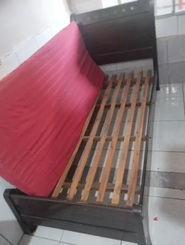 Cama solteiro em madeira + colchão 
