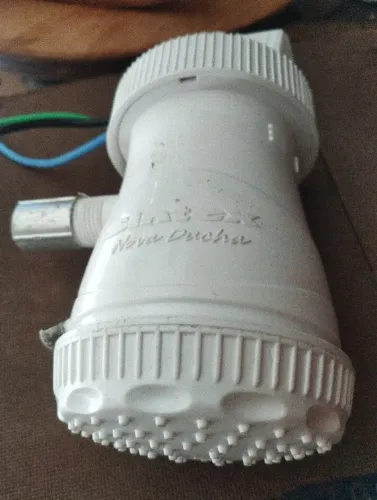 Chuveiro elétrico semi-novo.