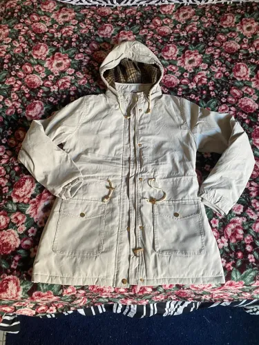 Parka feminina off white com capuz removível