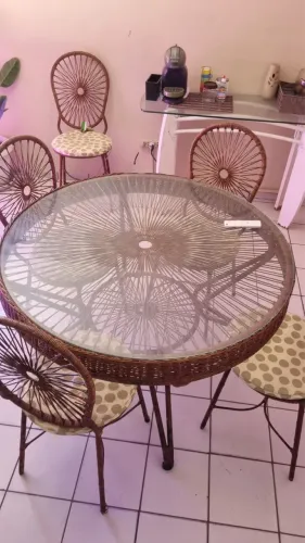 Mesa de madeira com 6 cadeiras