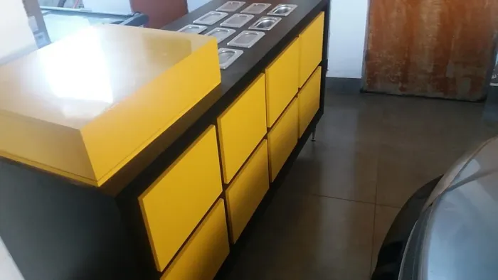 Vendo balcão para sorveteria com caixa e 10 potes para adionais. Preço para desocupar.