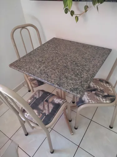 Vendo um mesa com 4 cadeiras valor 400 reais