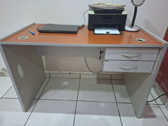 Mesa de escritório excelente estado de conservação 