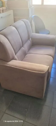 Vendo Sofá de 2 lugares. 100% conservado, pouco tempo de comprado, novíssimo.
