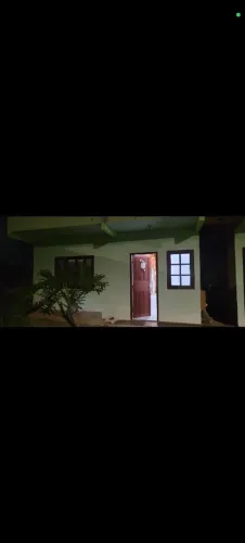 Divido casa com dois quartos