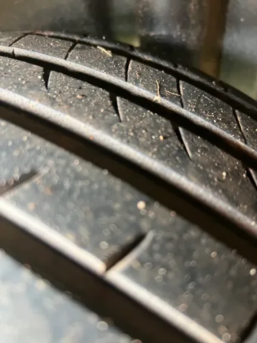 Pneus 215/30R20