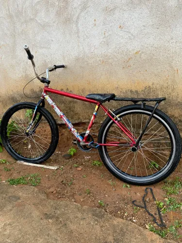 Vendo bike montadinha junto com adesivos e uma bomba de encher pneu