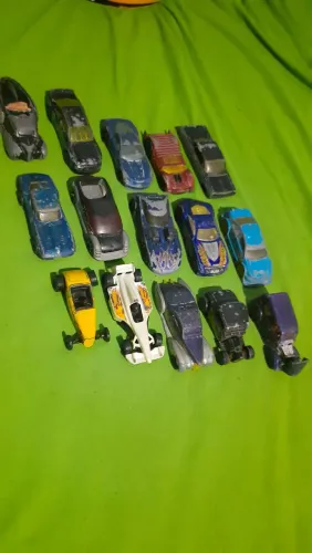 Carrinhos hotwheels usados anos 90 e 2000