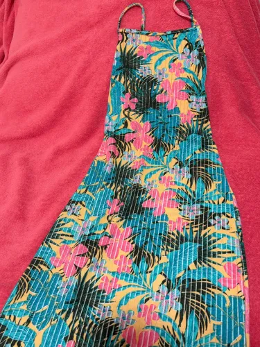 Vestido mídi estampado com costa nuas
